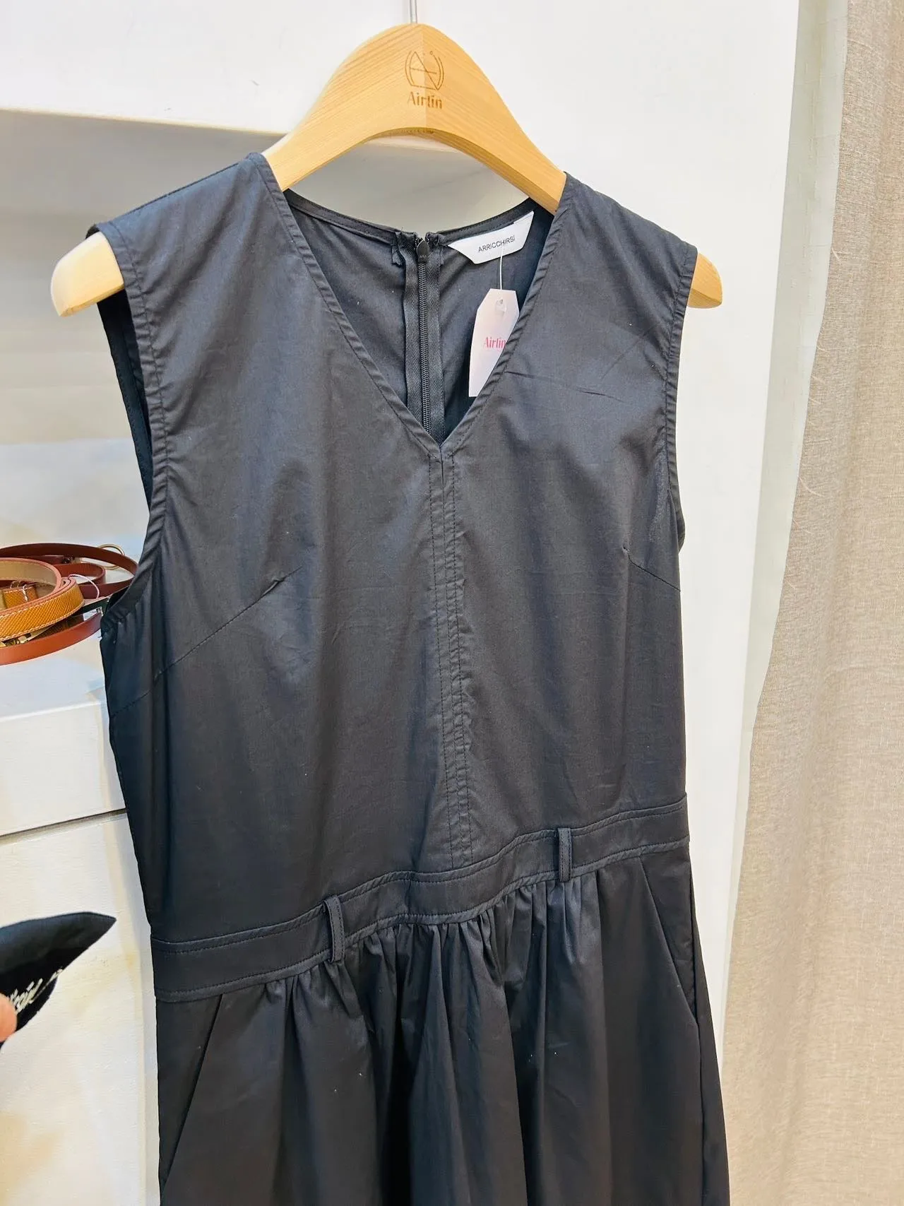 Black sleeveless dress